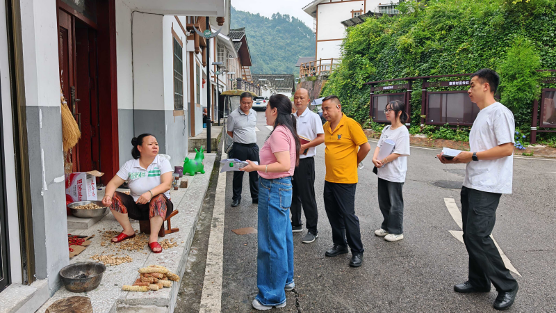 2026年8月19日上午,党组成员、不动产登记中心主任陈桥连到仰阿莎街道寨章村召开不动产登记难问题项目化解的工作推进会,会后陈桥连主任与当地村民进行交流、听取群众意见、宣传不动产登记相关政策。仰阿莎街道办事处、寨章村两委、局储备交易中心、局国土空间规划中心相关人员参加。1.jpg